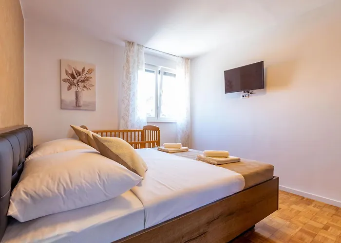 Apolon 2Bdr Apartment With Balcony