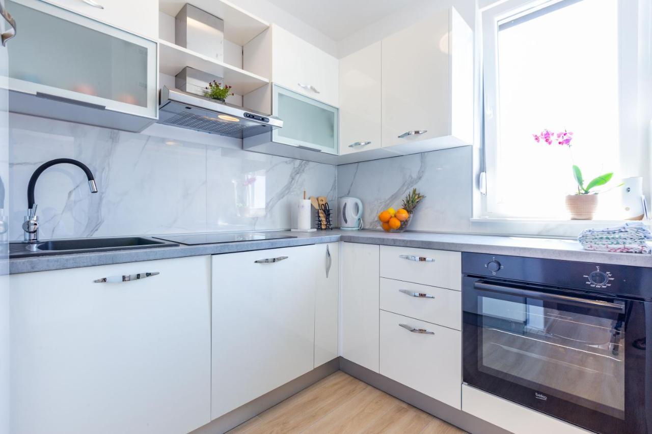 Apolon 2bdr With Balcony Zadar